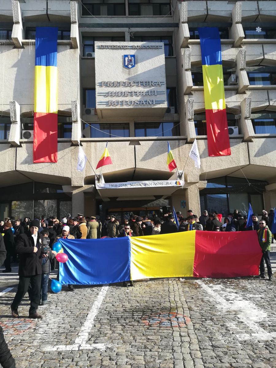 ACUM Piata Revolutiei imbracata in tricolor, oficialitatile de la Botosani adunate pentru