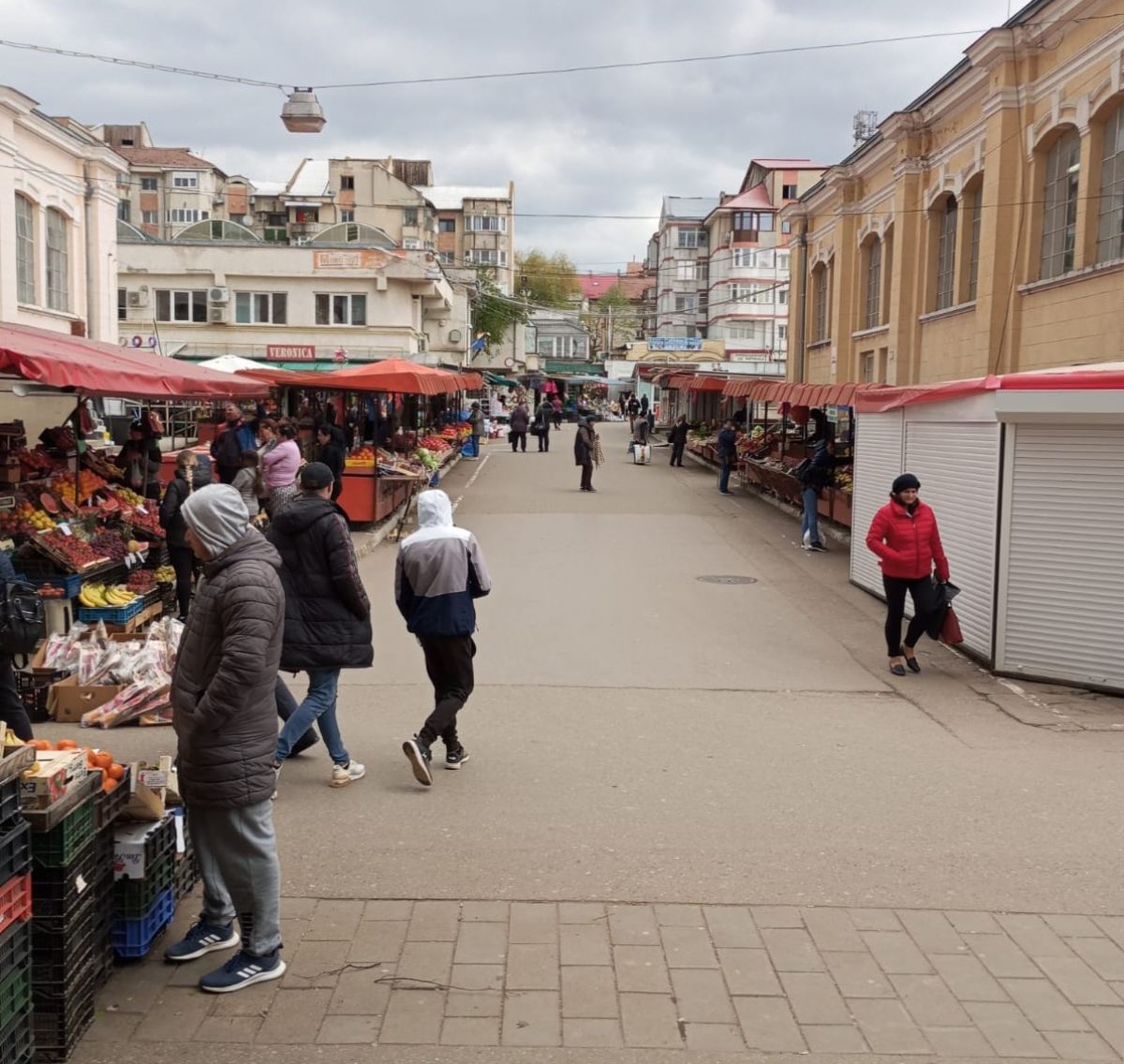 Razie cu trupele speciale in Piata Centrala, sau confiscat... 10 pachete de tigari Despre