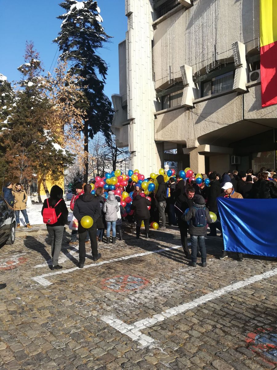 ACUM Piata Revolutiei imbracata in tricolor, oficialitatile de la Botosani adunate pentru