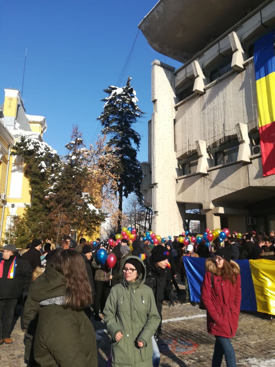 ACUM Piata Revolutiei imbracata in tricolor, oficialitatile de la Botosani adunate pentru