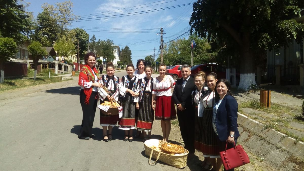 Concurs despre traditii cu sute de elevi organizat la un liceu din