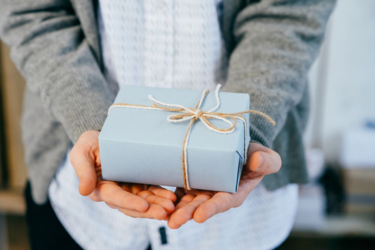 красивые подарки. подарочная коробка "руки". ваш идеальный подарок. красивые подарки. ваш идеальный подарок.