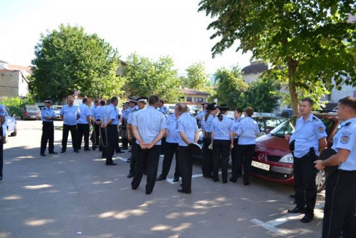 Protest In Uniforma Pentru Salarii De Mii De Lei Huzur Si La Politia Locala O Ingrijitoare Are Peste 3 000 De Lei Despre Botosaniul Interzis