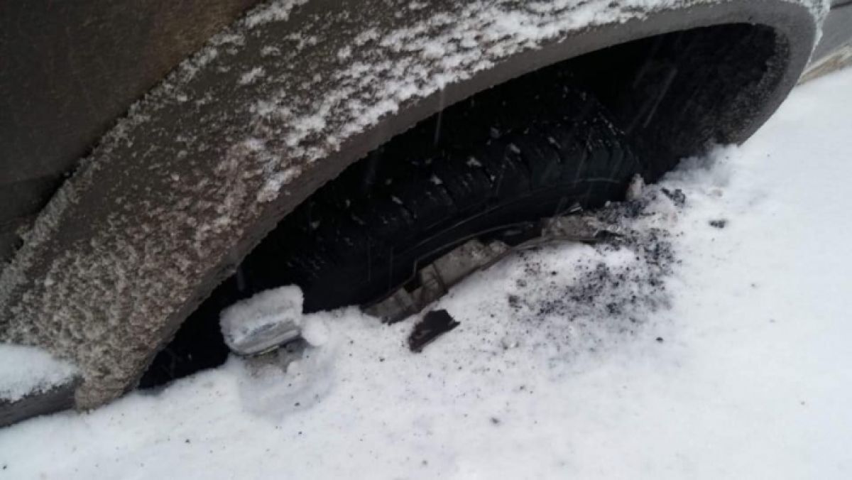 Un microbuz plin cu pasageri a ramas FARA o roata pe un drum din