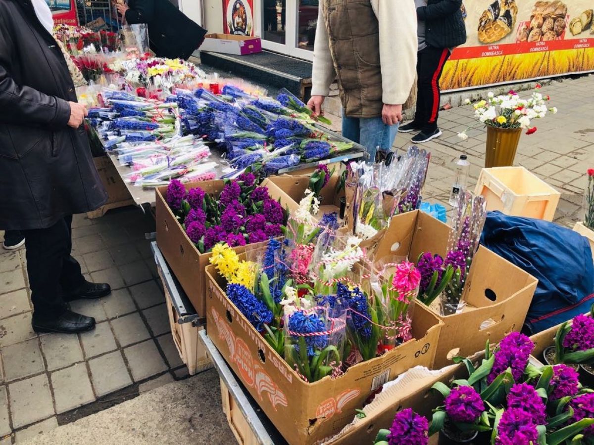 Orasul Botosani S A Umplut De Barbati Cu Flori In Mana Se Cumpara