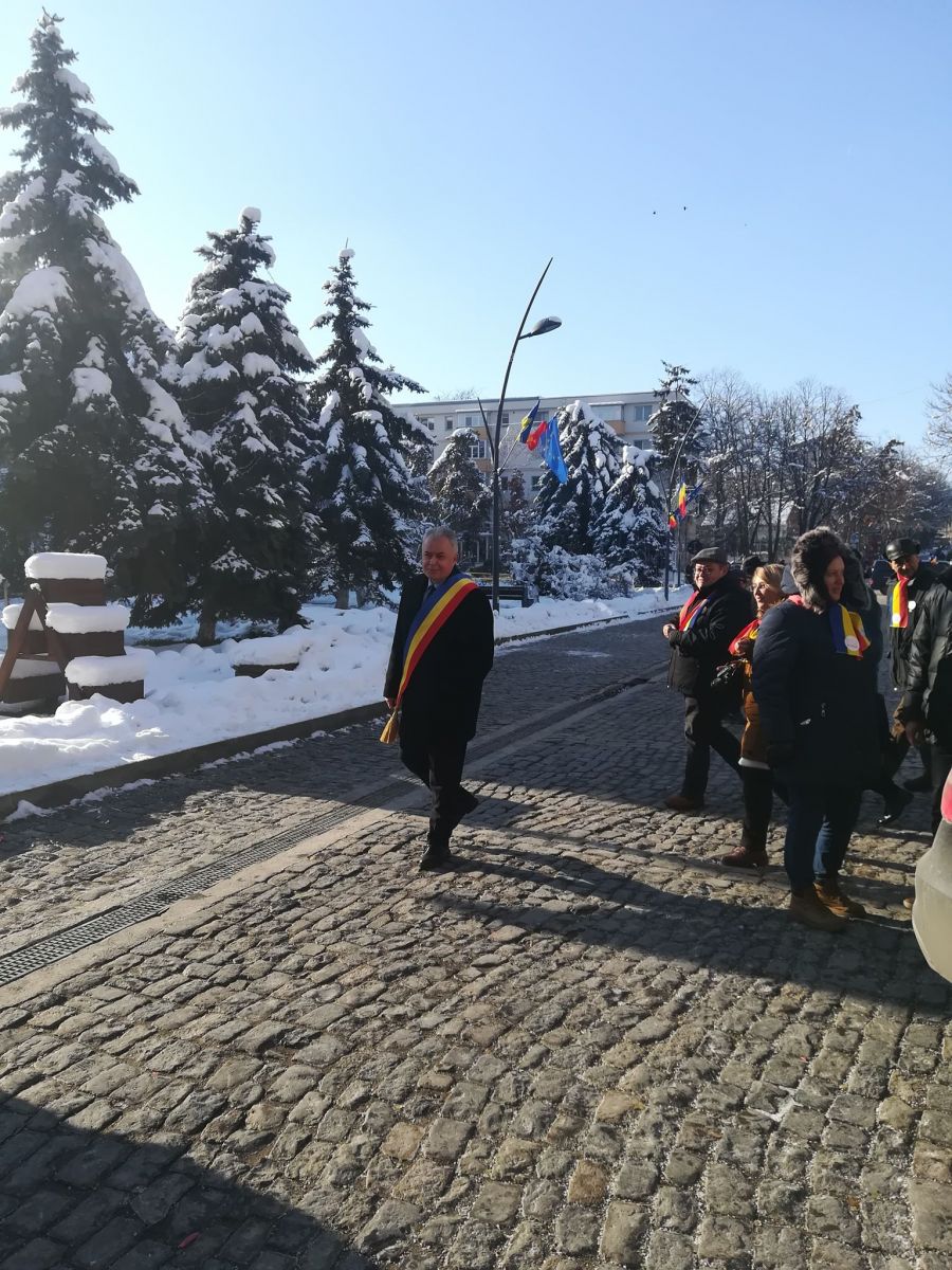 ACUM Piata Revolutiei imbracata in tricolor, oficialitatile de la Botosani adunate pentru
