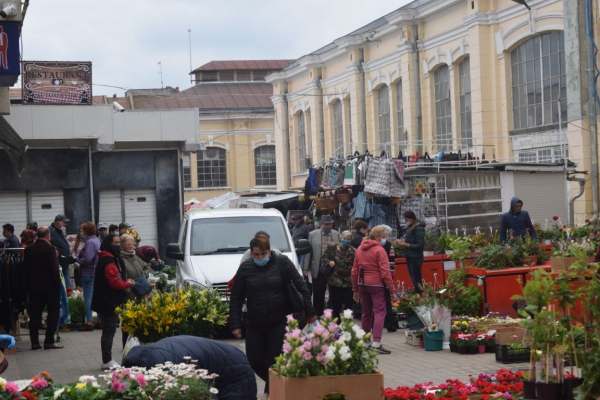 Stare de ALERTA in Botosani Furnicar de oameni dimineata in Piata