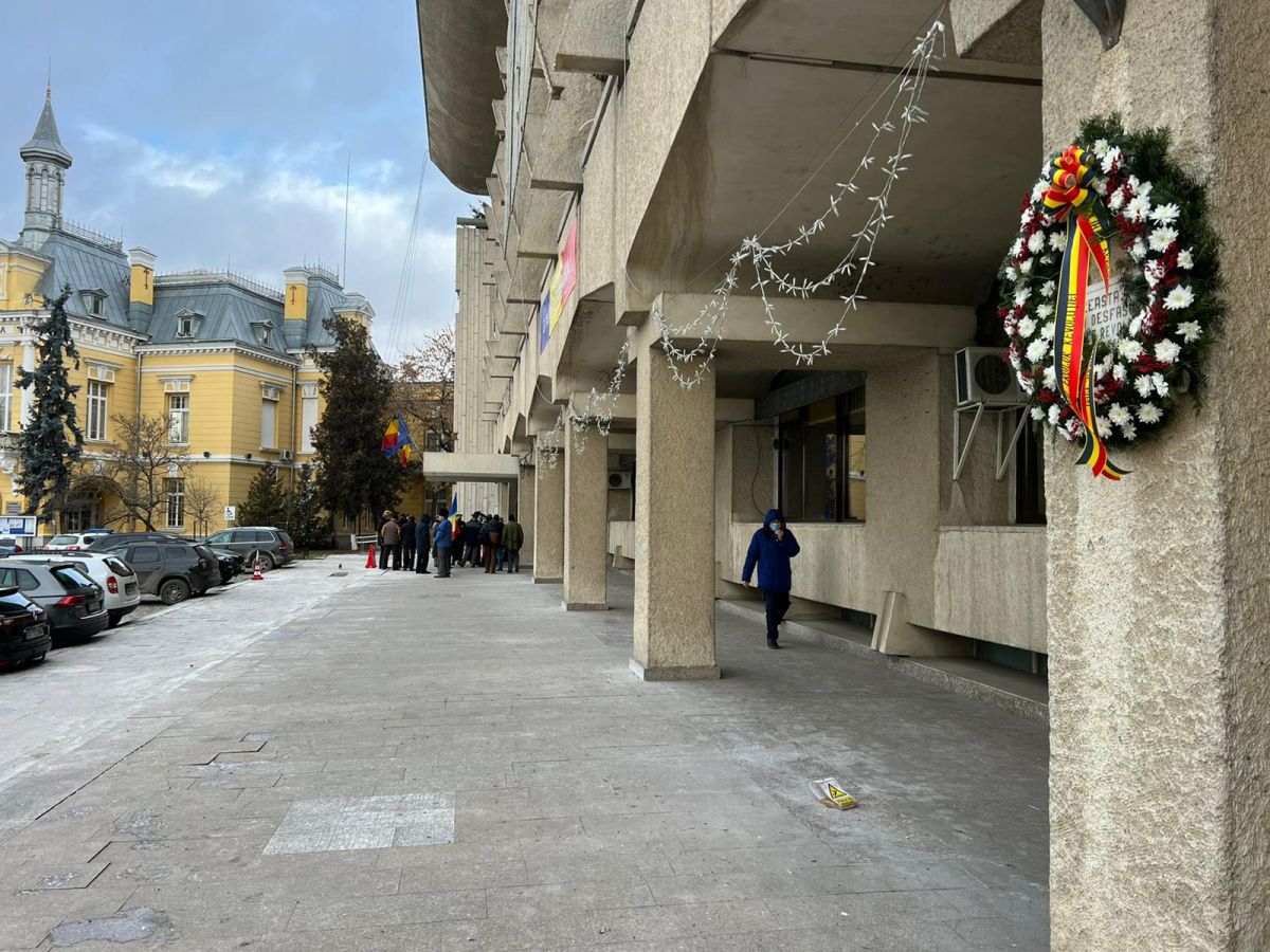 ACUM Eroii Revolutiei, cinstiti la Botosani de oficialitati si revolutionari GALERIE FOTO