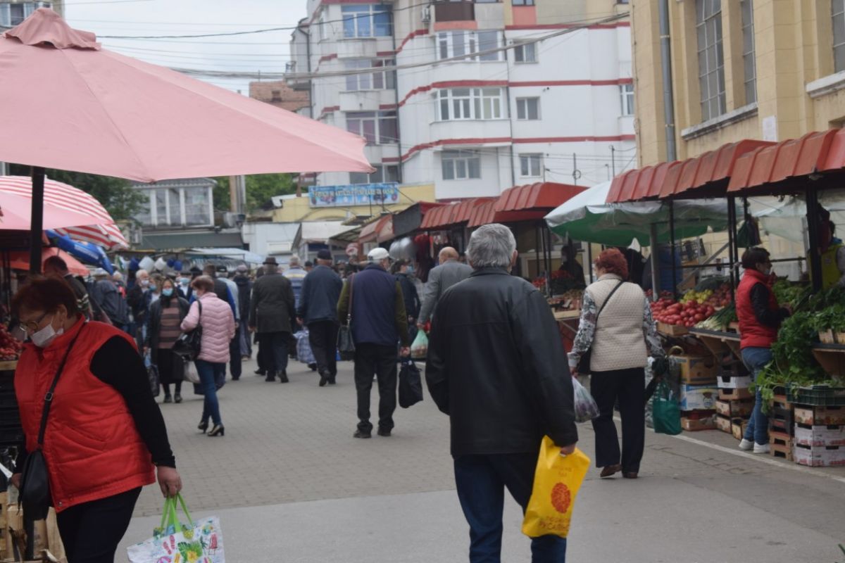 Stare de ALERTA in Botosani Furnicar de oameni dimineata in Piata