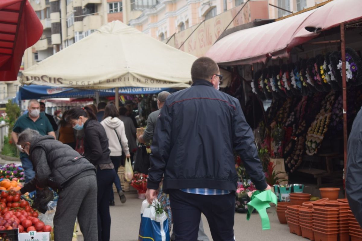 Stare de ALERTA in Botosani Furnicar de oameni dimineata in Piata