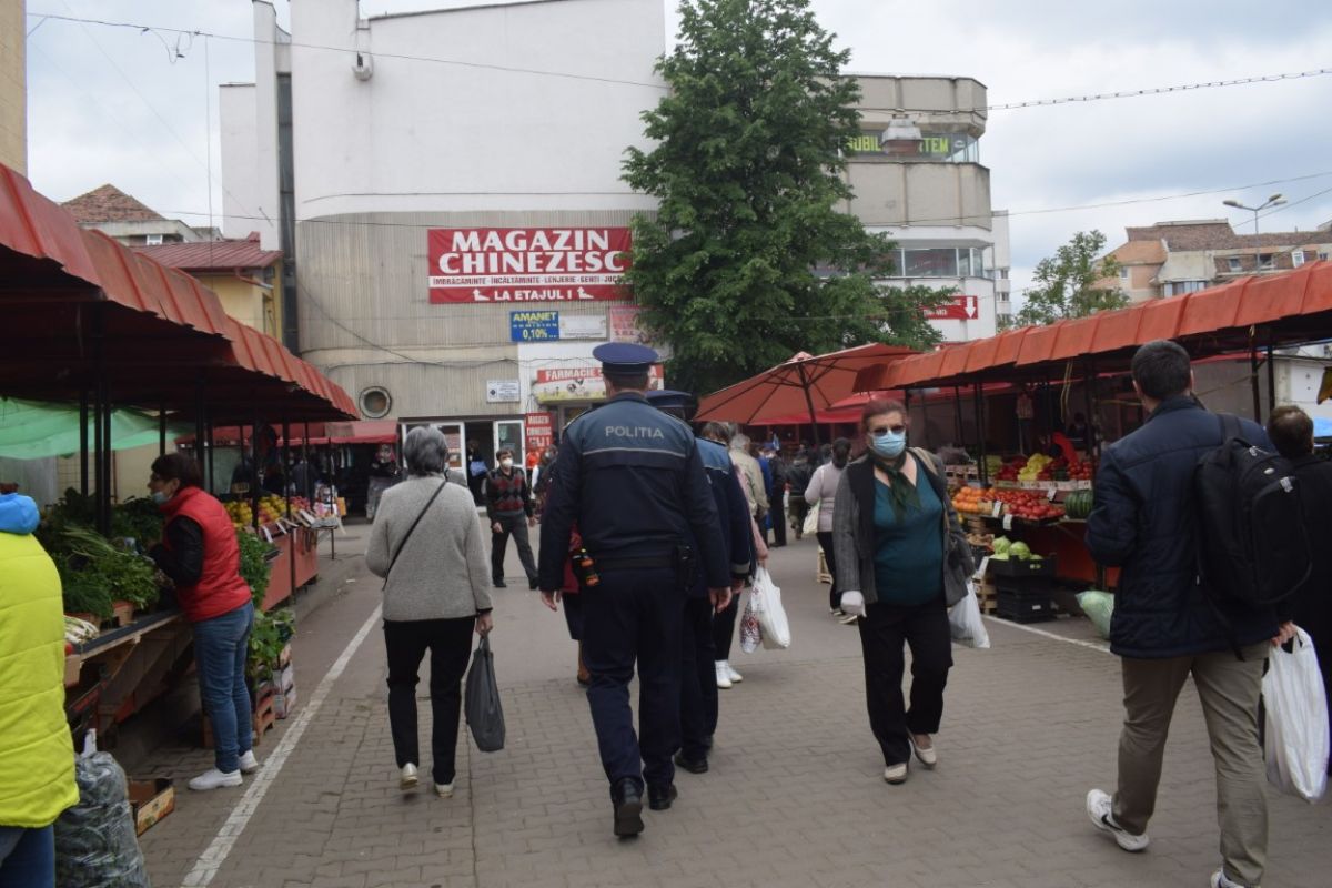 Stare de ALERTA in Botosani Furnicar de oameni dimineata in Piata