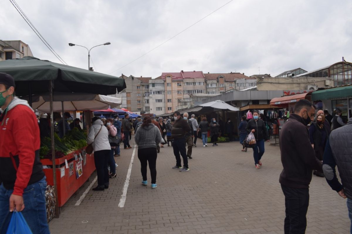 Stare de ALERTA in Botosani Furnicar de oameni dimineata in Piata